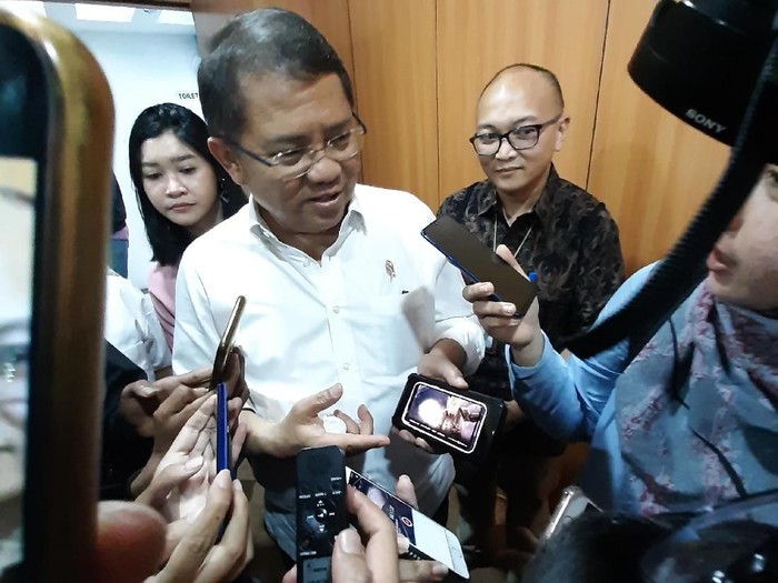 Menkominfo Rudiantara saat memamerkan game lokal baru dengan karakter pahlawan Indonesia. Foto: Josina/detikINET Menkominfo Rudiantara saat memamerkan game lokal baru dengan karakter pahlawan Indonesia. Foto: Josina/detikINET