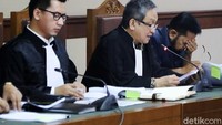 Sidang ini dengan agenda pembacaan permohonan PK.