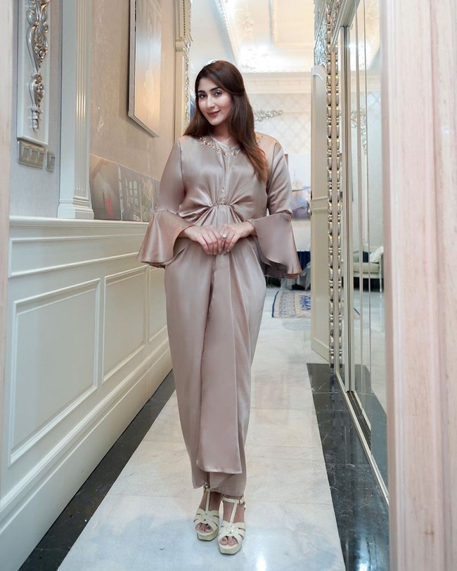 Tania sempat jadi viral karena pesta pernikahan keduanya yang menghebohkan itu. Janda dua anak itu melangsungkan pesta pernikahan bertubi-tubi dengan beragam budaya.  Foto: dok. Instagram