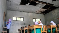 Kondisi sekolah yang memprihatinkan itu membuat siswa dan guru yang masih melaksanakan kegiatan belajar mengajar di sana sangat mengharapkan bantuan dari pemerintah setempat untuk segera memperbaiki.
