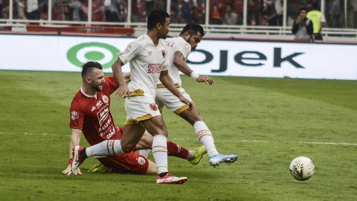Pesepak bola Persija Jakarta Marko Simic (kiri) dijaga ketat dua pemainbelakang pesepak bola PSM Makassar pada lanjutan Liga 1 di Stadion Gelora Bung Karno, Senayan, Jakarta Pusat, Rabu (28/8/2019). Babak pertama berakhir imbang 0-0. ANTARA FOTO/ Fakhri Hermansyah/hp.