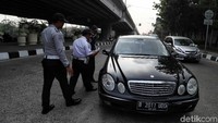 Sejumlah petugas Dinas Perhubungan (Dishub) pun masih gencar melakukan sosialisasi perluasan ganjil genap di kawasan Pademangan, Jakarta Utara, Rabu (28/8/2019).
