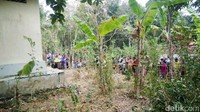 Seperti diberitakan, 4 kerangka manusia yang terpendam di kebun belakang rumah warga di Grumbul Karanggandul, Banyumas. Setelah dilakukan pemeriksaan keempatnya adalah Suratno (51), Sugiono (46), Heri (41), dan Vivin (24). Sedangkan para tersangka pelaku pembunuhan adalah masih keluarganya sendiri yakni Saminah bersama ketiga anaknya.