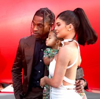 Sneakers putih jadi andalan. Gaya si mungil Stormi yang baru berusia setahun itu pun terasa kekinian. (Foto: Getty Images)