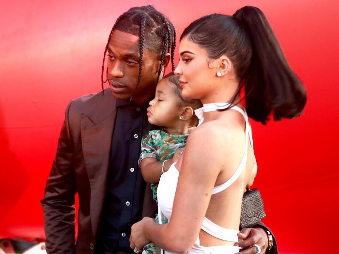 Kylie Jenner Boyong Stormi Webster ke Red Carpet SANTA MONICA, CALIFORNIA - AUGUST 27: Travis Scott and Kylie Jenner attend the Travis Scott: