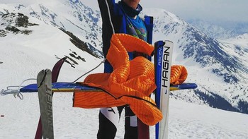 Sembari menghangatkan diri saat main ski. Foto: sadanduseles