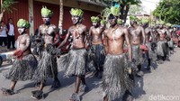 Pesan cinta untuk masyarakat Papua disampaikan pemuda Kota Pasuruan. Lewat lomba Peraturan Baris-berbaris (PBB) mereka mengekspresikannya dengan menggunakan kostum pakaian adat Papua.