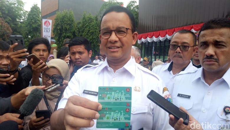 Bagikan Kartu Penyandang Disabilitas Jakarta, Anies: Ini Bukan dari Gubernur Bagikan Kartu Penyandang Disabilitas Jakarta, Anies: Ini Bukan dari Gubernur