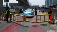 Petugas akan melakukan buka tutup jalur setiap harinya.