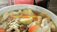 Selain suwiran daging ayam, bubur ini juga diberi irisan tomat dan telur rebus. Wah, terasa kan segarnya! Foto : Instagram @rosmihar 88
