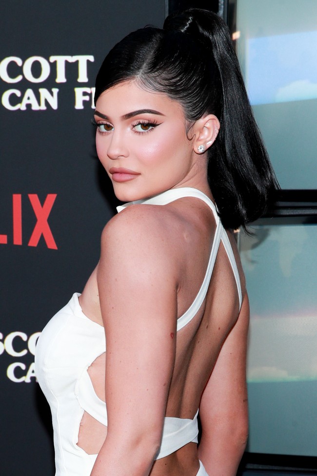 Cosmopolitan melansir bahwa Kylie Jenner mendonasikan hartanya sebesar USD 1 juta atau sekitar Rp 13,9 miliar ke sejumlah organisasi yang kini sedang berjuang memadamkan ganasnya api di kebakaran hutan Australia. Hal itu disampaikan seorang sumber yang dekat dengannya. Foto: Getty Images