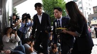 Wajahnya tampak lesu saat berjalan masuk ke dalam gedung kepolisian. Chung Sung-Jun/Getty Images