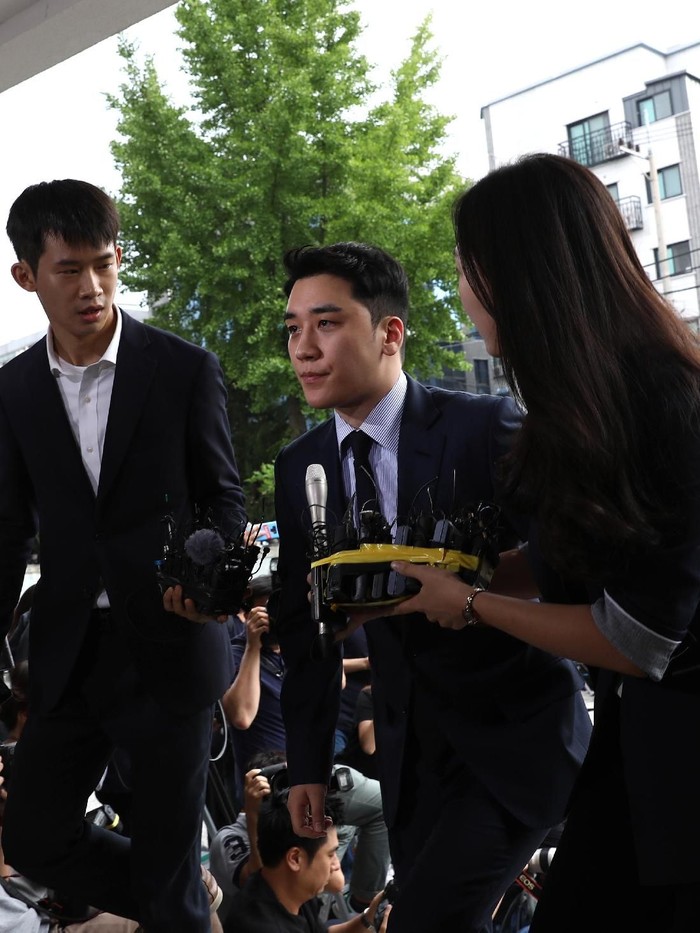 Seungri SEOUL, SOUTH KOREA - AUGUST 28: Seungri, formerly a member of South Korean boy band BIGBANG is seen arriving at a police station on August 28, 2019 in Seoul, South Korea. The Seoul Metropolitan Police Agency has booked Seungri, a former member of K-pop boy band BIGBANG and the former CEO of the bandss music label YG Entertainment to question over the charges of gambling in a foreign country and securing the money in violation of South Korean law. (Photo by Chung Sung-Jun/Getty Images)