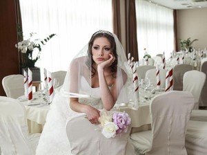 Viral Wanita Bergaun Pengantin di Pemakaman, Calon Suami Tewas Sebelum Nikah