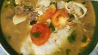 Meski berasal dari Samarinda tetapi racikan bubur ayam ini juga dikenal di Balikpapn. Yang ini versi Balikpapan dengan kuah agak kekuningan. Foto : Instagram @banjarmasinfood