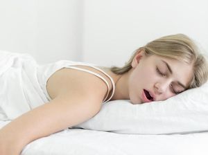 5 Cara Ampuh Atasi Ngiler Saat Tidur, Atur Posisi hingga Gosok Gigi