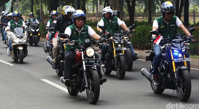 Hanif Dhakiri saat naik motor. Foto: Agung Pambudhy Hanif Dhakiri saat naik motor. Foto: Agung Pambudhy