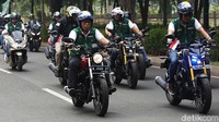 Para peserta konvoi bersama juga diinformasikan tata cara safety riding mulai cara berpakaian, menaiki motor dan teknik mengerem yang tepat.