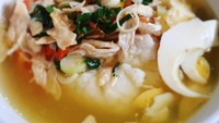 Ini bubur atau sup? Mirip sup dan soto ayam. Itulah tampilan bubur ayam Samarinda. Buburnya nyaris tak terlihat terendam kuah kaldunya. Nyam! Foto : Instagram @susanti_effendi