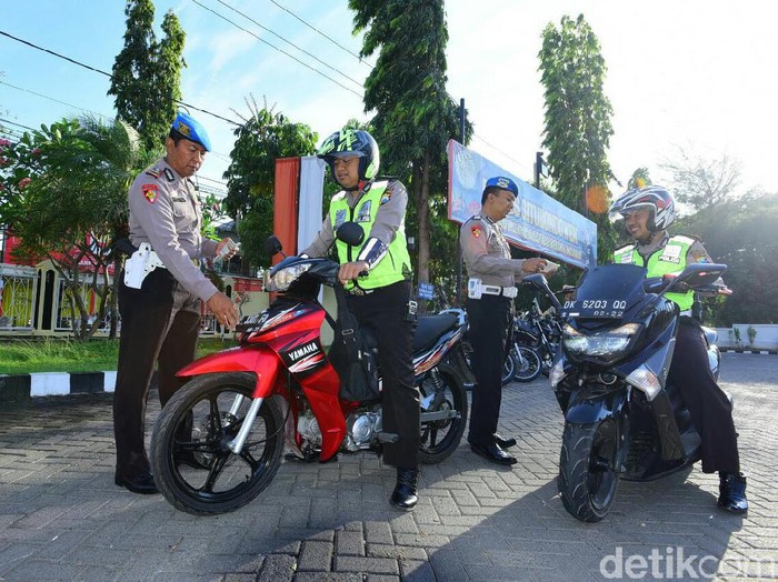 Ratusan Kendaraan Bermotor Anggota Polisi Dirazia di Mapolres Situbondo