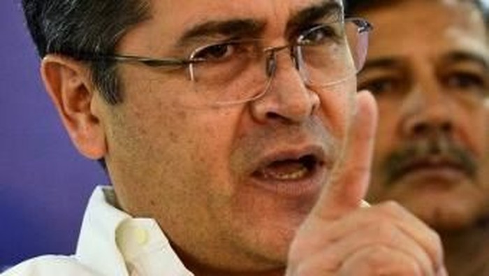 Honduran President Juan Orlando Hernandez speaks at the presidential house in Tegucigalpa, on June 20, 2019. - Thousands of Hondurans blocked streets across the country while looters raided and torched businesses in the capital Wednesday night demanding the resignation of Hernandez as tensions mount over strikes by police and truckers. (Photo by ORLANDO SIERRA / AFP)