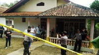 Para pelaku tiba di lokasi untuk menjalani rekonstruksi pembunuhan 4 bersaudara di Grumbul Karanggandul, Desa Pasinggangan, Kecamatan Banyumas.
