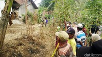 Ratusan warga berdatangan untuk menyaksikan rekonstruksi kasus pembunuhan 4 bersaudara yang kerangkanya baru ditemukan selama hampir 5 tahun dikubur.