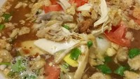 Suwiran ayam merupakan bahan utamanya. Bumbu bawang yang harum dan remasan emping bikin bubur ayam ini makin menggiurkan. Foto : Instagram @annisaiv