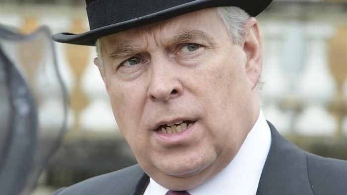 pangeran andrew (FILES) In this file photo taken on May 10, 2016 Britains Prince Andrew, Duke of York (C) speaks to guests in the garden of Buckingham Palace in London as up to 8,000 guests attend the first royal garden party of the year on May 10, 2016. - Britains Prince Andrew has said on August 18, 2019 he was