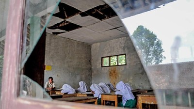Miris! Sekolah di Lebak Banten Ini Atapnya Bocor dan Kaca Pecah