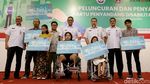Anies Bagikan Kartu Penyandang Disabilitas Jakarta