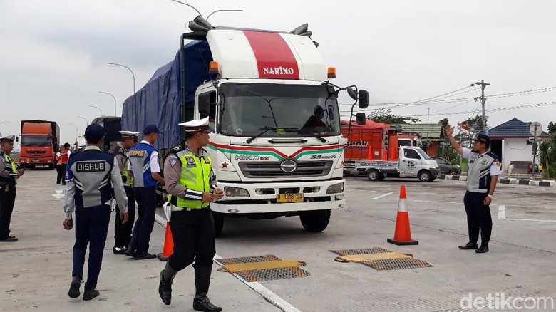 Razia Odol Digelar di Tol Pejagan-Pemalang, Puluhan Truk Ditilang Razia Odol Digelar di Tol Pejagan-Pemalang, Puluhan Truk Ditilang