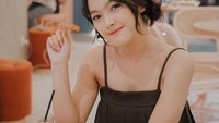Begini cantiknya Ana saat ngemil sambil minum es di kafe kekinian. Ada yang bisa tebak minuman favorit Ana? Foto: Instagram anariana27