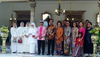 Yang Dipertuan Agong XVI Al-Sultan Abdullah Riayatauddin Al Mustafa Billah Shah juga sempat foto bersama Sri Sultan Hamengku Buwono (HB) X, GKR Hemas dan putri-putri Raja Keraton Ngayogyakarta Hadiningrat.