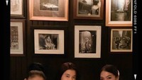 Makan malam jadi agenda Ana bersama sahabat. Mereka nampak memesan pasta dan makanan enak lainnya. Foto: Instagram anariana27
