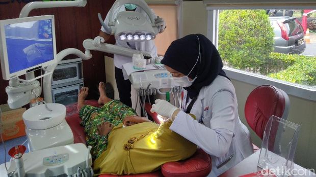 Menjajal Pengobatan Gratis Rail Clinic di Stasiun Karangpucung Banjar