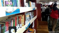 Menariknya lagi, kereta ini juga dilengkapi dengan fasilitas membaca buku manual dan e-book dari komputer yang tersedia. Canggih bukan!