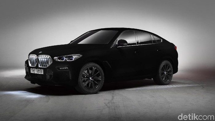 BMW will also present a spectacular one-off vehicle with a Vantablack® VBx2 nanostructure paint finish that highlights the expressive design language and confident, dominant and muscular appearance of the new BMW X6 to perfection. This exclusive show car is the result of a collaboration between BMW and Surrey NanoSystems, the inventors of the Vantablack technology.