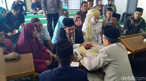 Mempelai Pria Jadi Tahanan, Pasangan Ini Menikah di Mapolres Demak