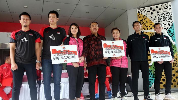 Hendra Setiawan/Mohammad Ahsan dan peraih medali kejuaraan Dunia Bulutangkis dan Para Bulutangkis 2019 menerima bonus dari Kemenpora, Rabu (28//8/2019). (Mercy Raya/detikSport)