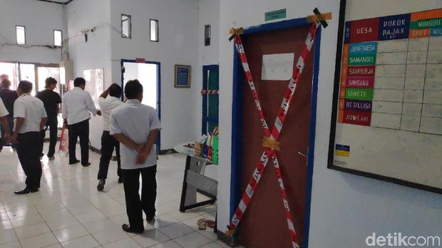 Tim Kejari menyegel ruang camat Simbang, Maros, Sulsel pasca OTT, Rabu (28/8/2019)