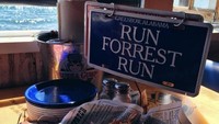 Film Forrest Gump yang dibintangi Tom Hanks dirilis pada tahun 1994. Terkenal dengan usaha udang Bubba Gump Shrimp, kini ada restoran khusus yang didedikasikan untuk film ini bernama Bubba Gump di New York. Foto: Istimewa