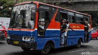 Para mahasiswa itu datang dengan menggunakan metromini.