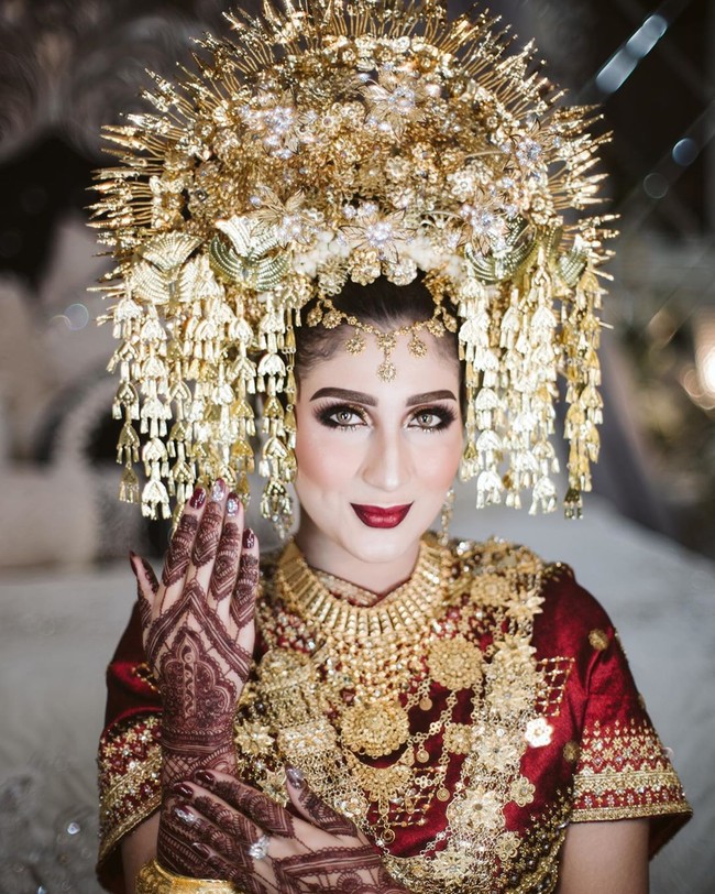 Selain melangsungkan sangeet night, Tania juga menggelar malam Ba Inai yang merupakan budaya pernikahan Padang.  Foto: dok. Instagram