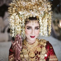 Selain melangsungkan sangeet night, Tania juga menggelar malam Ba Inai yang merupakan budaya pernikahan Padang.  Foto: dok. Instagram