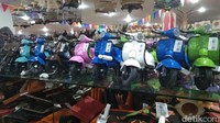 Buat kamu yang suka Vespa, ada miniaturnya nih. Ada beberapa warna yang bisa kamu pilih. (Tasya/detikcom)  