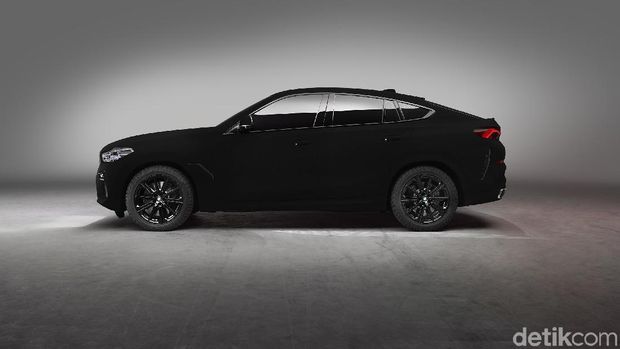 BMW will also present a spectacular one-off vehicle with a Vantablack® VBx2 nanostructure paint finish that highlights the expressive design language and confident, dominant and muscular appearance of the new BMW X6 to perfection. This exclusive show car is the result of a collaboration between BMW and Surrey NanoSystems, the inventors of the Vantablack technology.