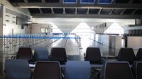 Kai Tak International Airport pernah jadi bandara utama di Hong Kong. Namun karena kecelakaan pesawat dan tingkat kesulitannya yang tinggi, bandara ini tak dipakai lagi. (Getty Images)
