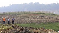 Usman pun mengatakan, di kala sungai tersebut surut, sampah-sampah akan muncul ke permukaan. Meski sampah yang berada di sungai itu masih banyak, menurut Usman, bau limbah di Citarum sudah sedikit mulai berkurang usai adanya Satgas Citarum.
