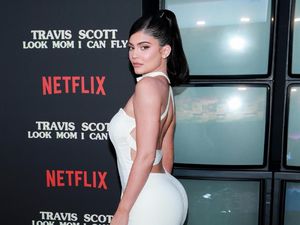 Kylie Jenner Pose Tanpa Busana di Taman Untuk Majalah Playboy